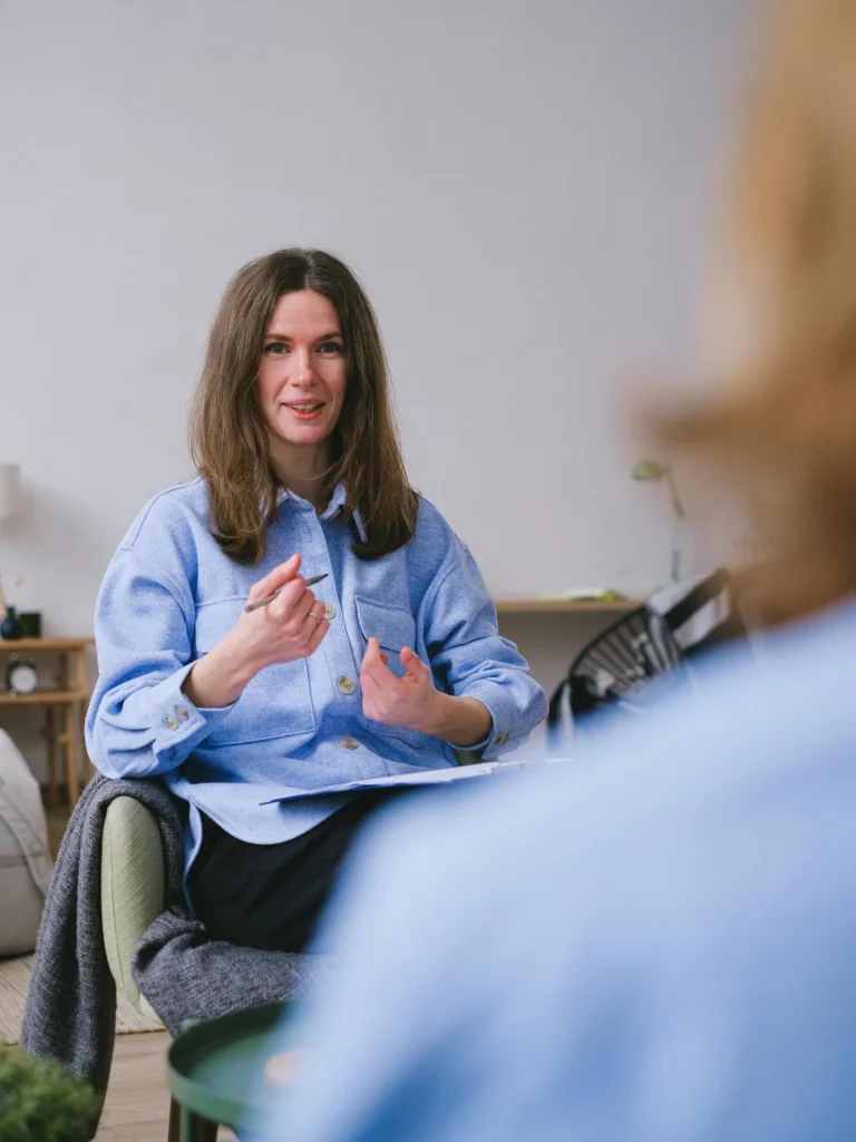 médiatrice professionnelle en réunion avec une cliente à geneve