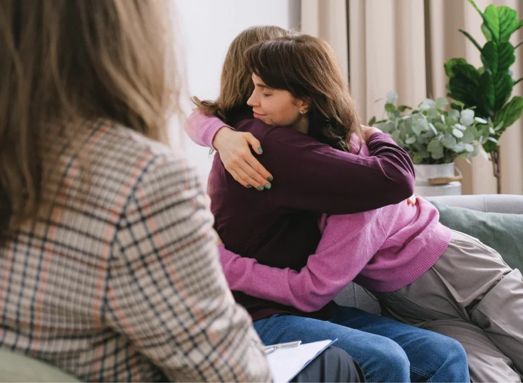 personnes en conflit qui trouvent une solution